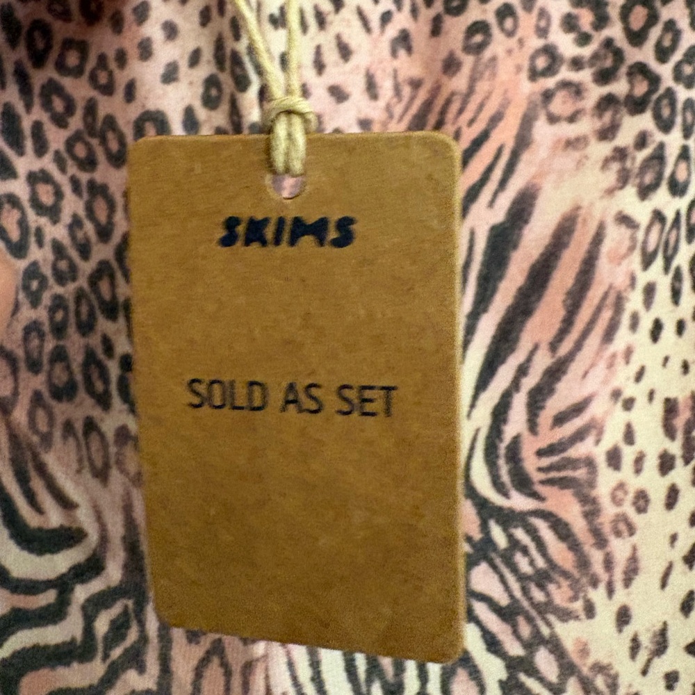 SKIMS Pink Animal Print Pajama Sleep Set Top & Pants Small NWT $88 retail - Picture 10 of 13
